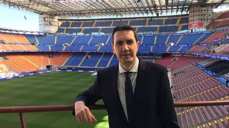 Miguel Simón en el Giuseppe Meazza, de Milán, uno de los grandes estadios del deporte a los que conoció gracias a su trabajo periodístico.