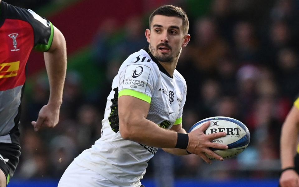 Toulouse's French fly-half Thomas Ramos looks to play a pass during the European Rugby Champions Cup pool 2 rugby union match between Harlequins and Toulouse at the Twickenham Stoop Stadium, in Twickenham, London, on December 17, 2023