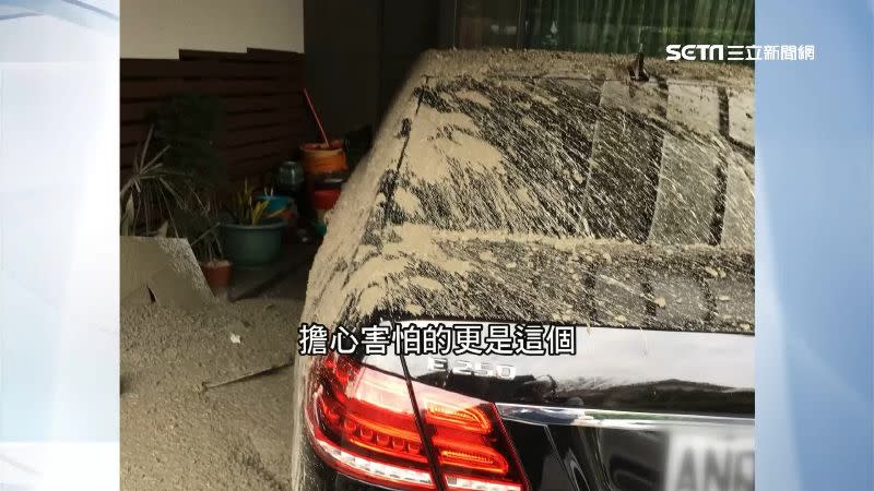 老夫妻的車上都覆蓋著混凝土。