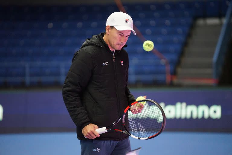 El capitán del equipo argentino de Copa Davis, Guillermo Coria, en el Espoo Metro Arena, escenario de la serie frente a Finlandia