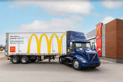 En avril 2022, McDonald's du Canada, en collaboration avec son partenaire de distribution de la chaîne d'approvisionnement Martin Brower, a introduit le tout premier véhicule électrique dans sa flotte de distribution, le Volvo Zero Tailpipe Tractor.  (Groupe CNW / McDonald's Canada)