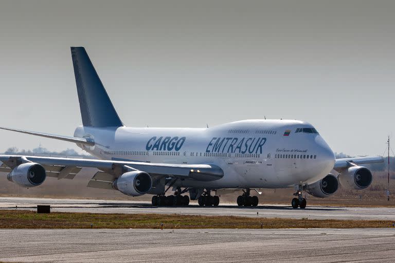 Vista del Boeing 747-300 registrado con el número YV3531 de la aerolínea venezolana Emtrasur Cargo en el aeropuerto internacional de Córdoba, Argentina, el 6 de junio de 2022, luego de despegar hacia Buenos Aires. El avión transportaba componentes para automotrices y tenía14 tripulantes venezolanos y cinco iraníes, se encuentra retenido en el aeropuerto bonaerense de Ezeiza