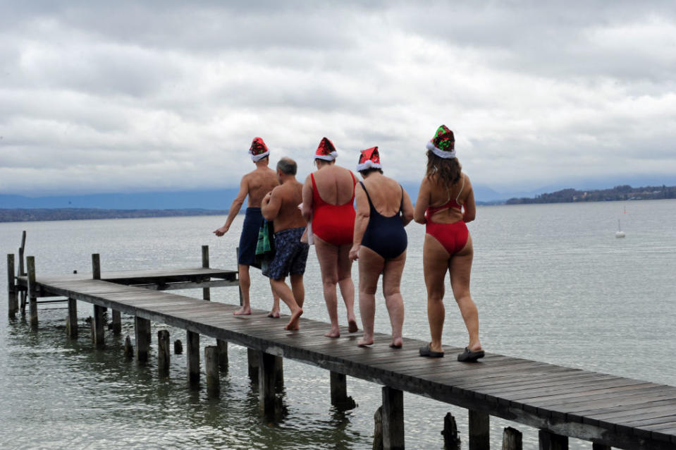 Auch in Deutschland gewinnt die Tradition des Weihnachtsschwimmens immer mehr Bedeutung. Wie hier am Starnberger See in Tutzing, wo sich hartgesottene Schwimmer in die 5 Grad kalten Fluten stürzen. (Bild: Getty Images)