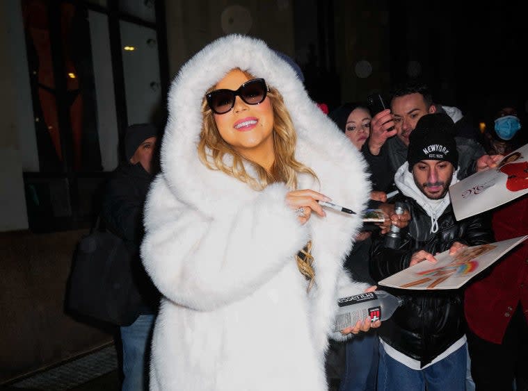 mariah giving autographs to fans