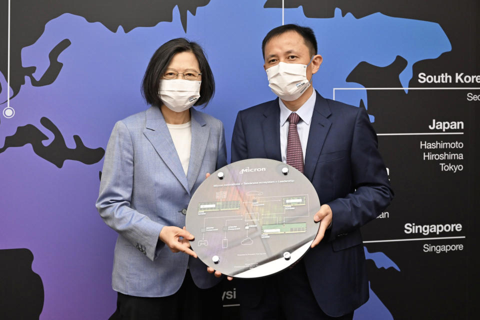 總統蔡英文（左）與台灣美光董事長盧東暉合影。圖／美光提供