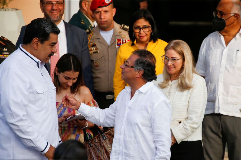 Colombia President visits Venezuelan counterpart in Caracas