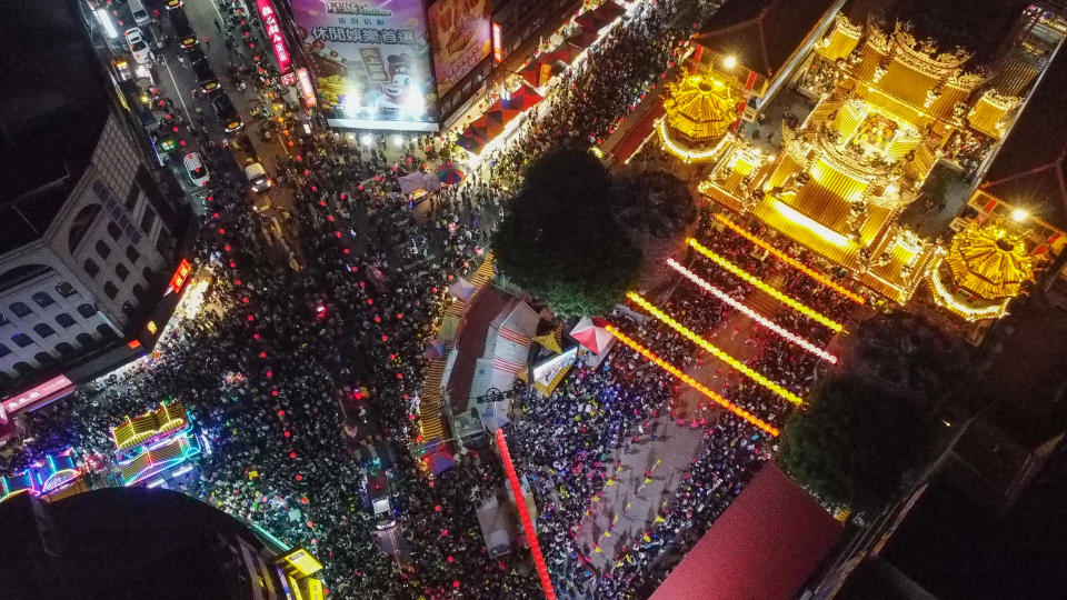 大甲媽祖昨天晚間起駕，不少民眾利用連假前往參與，整個鎮瀾宮宛如不夜城。記者黃仲裕／攝影