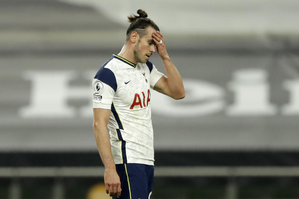 Tottenham's Gareth Bale reacts after West Ham's Manuel Lanzini scored his side's third goal during the English Premier League soccer match between Tottenham Hotspur and West Ham United at the Tottenham Hotspur Stadium in London, England, Sunday, Oct. 18, 2020. (AP photo/Matt Dunham, Pool)