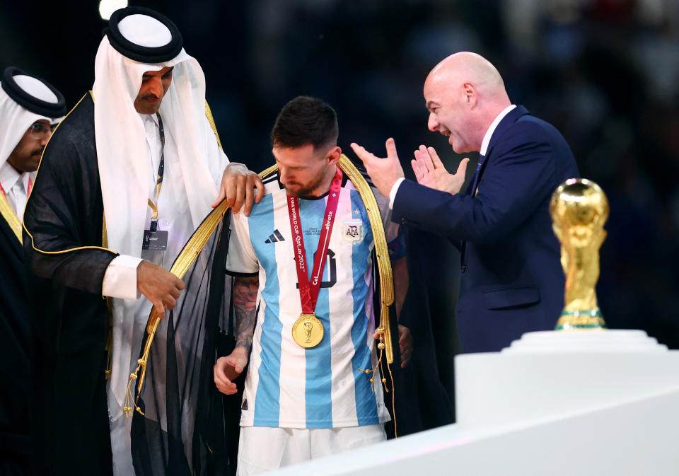 Inszenierung zum Finale: Weltmeister Lionel Messi mit Trophäe. FIFA-Boss Gianni Infantino und Scheich Tamim bin Hamad Al Thani, dem Emir von Katar. (Bild: REUTERS/Hannah Mckay)