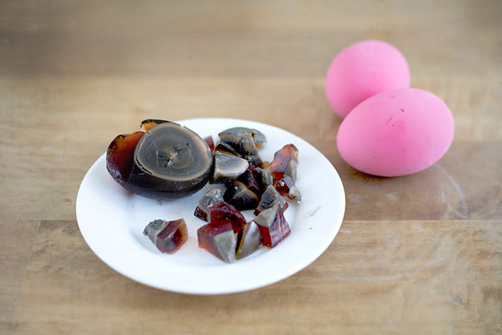 Coarsely dice the century egg before adding to the soup.