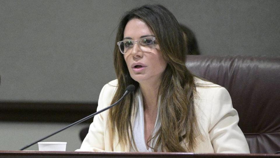 La senadora de la Florida Ileana García habla durante una reunión del Comité de Asuntos Comunitarios del Senado en una sesión legislativa, el miércoles 12 de enero de 2022, en Tallahassee, Florida.