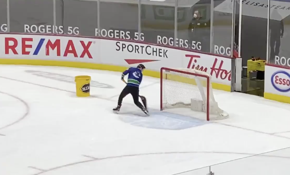 Canucks versus Canadiens was the main event on Monday night, but this ice crew member's performance between whistle's stole the show. (Twitter/@MA_PerreaultTVA)