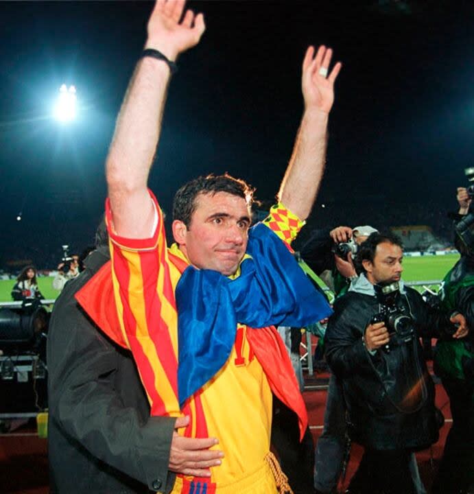 Gheorghe Hagi, el Maradona de los Cárpatos, en su despedida en 2001