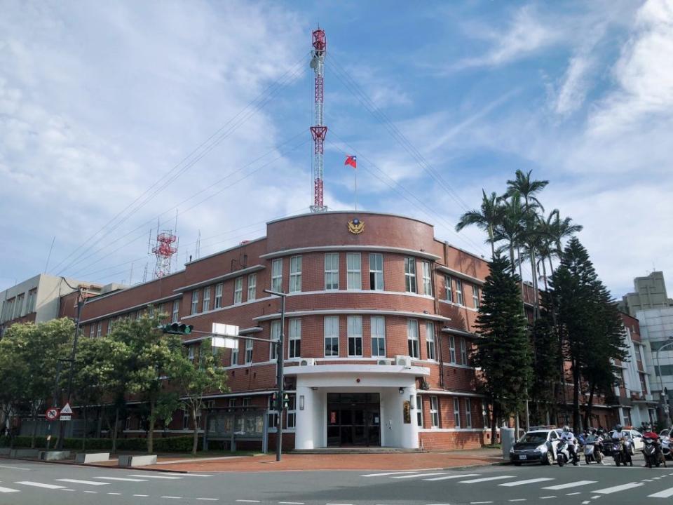 八十七歲新竹市警察局成為新竹市第三十處歷史建築，廳舍建築結合現代水準要素，室內樓梯間呈現現代設計之空間感。（記者曾芳蘭攝）