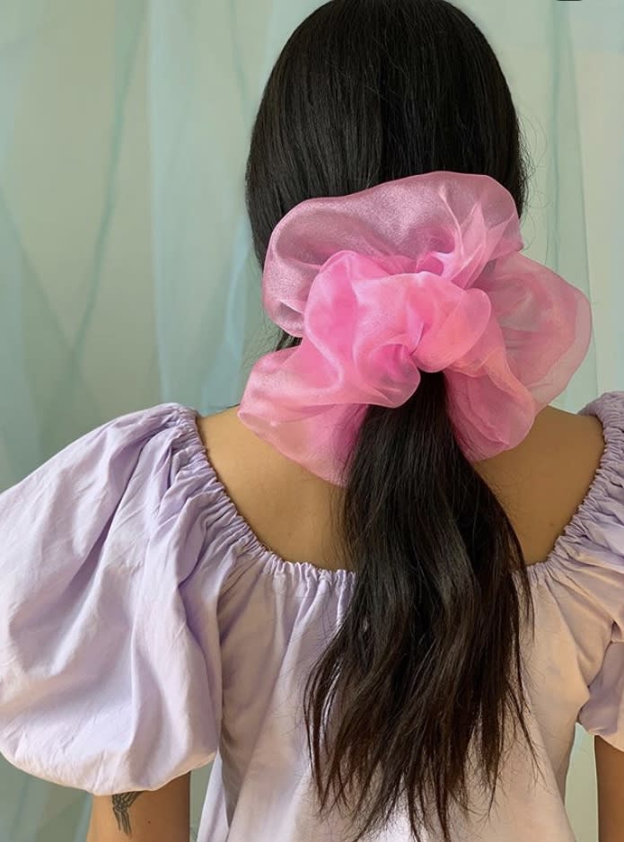 Le chouchou géant en organza fuchsia