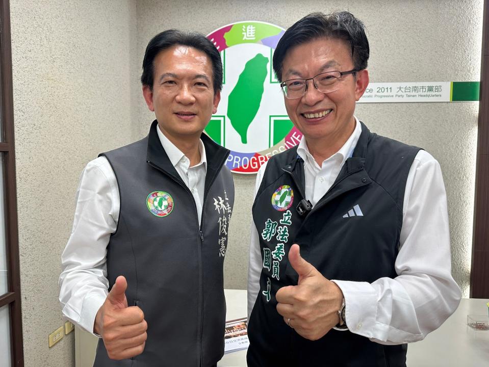 立委郭國文（右）參選台南市黨部主委，被視為立委林俊憲角逐市長初選的「造王者」。辛啓松攝