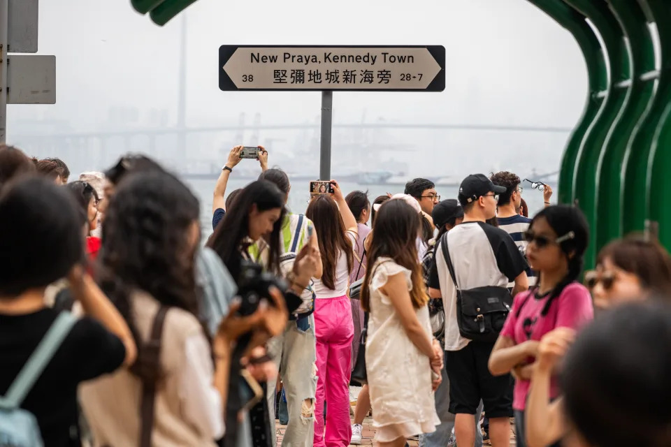 疫後旅客消費模式出現轉變，由「食玩買」變成追求性價比，購買不再是重點。 (Zhu Wei/Xinhua via Getty Images)