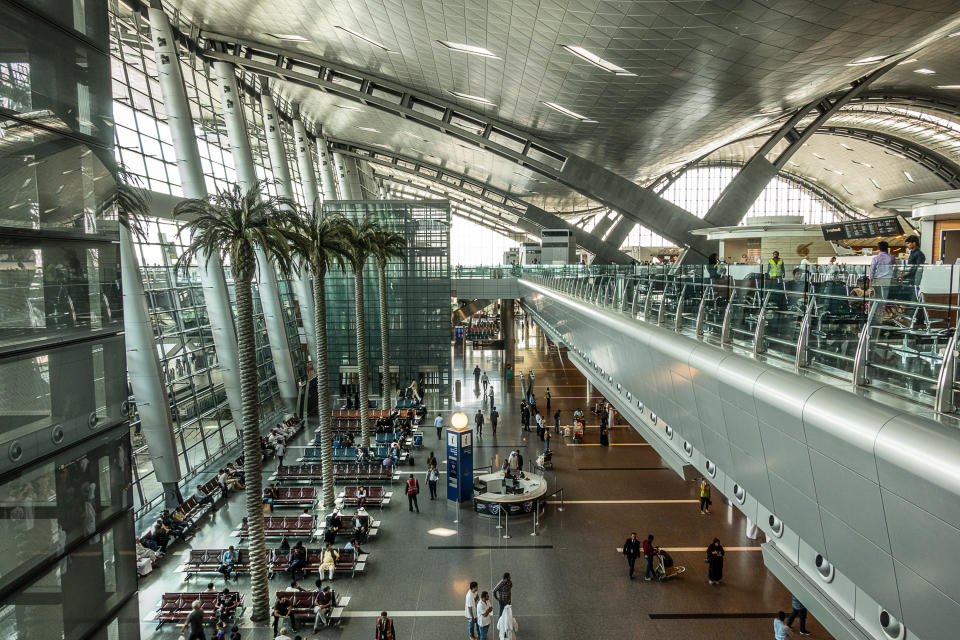 Il 50esimo aeroporto più trafficato del mondo è quello di Doha, in Qatar, con all'interno palme e ampie volte e vetrate.