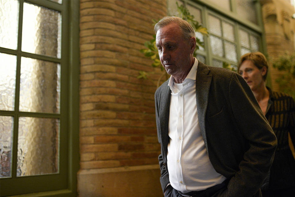 <p>Monstre sacré de l’histoire du football, Johan Cruyff est décédé à l’âge de 68 ans des suites d’un cancer, ont annoncé ses proches jeudi 24 mars via son compte Twitter officiel. Le footballeur néerlandais avait notamment remporté trois Ballons d’Or durant sa carrière, en 1971, 1973 et 1974.</p>