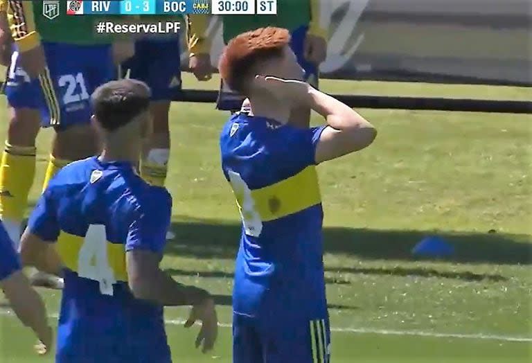 Un festejo de Valentín Barco a lo Román Riquelme en una de las divisiones juveniles xeneizes.