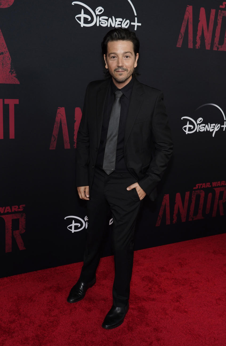 Diego Luna de elenco de "Andor" en la premiere de la serie de Disney+ el 15 de septiembre de 2022, en el Cine El Capitán en Los Angeles. (Foto AP/Chris Pizzello)