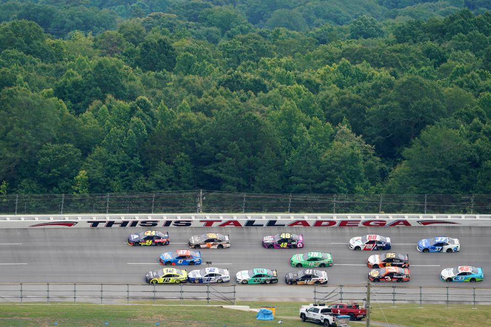 Ryan Blaney (12) battles William Byron (24) for the lead during the 2020 GEICO 500 at Talladega Superspeedway.