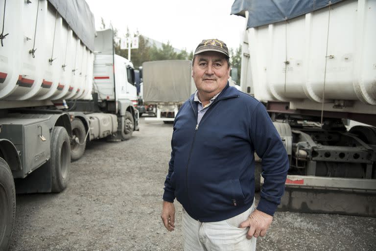 Miguel, un transportista de Gualeguaychu, Entre Ríos, mientras esperaba para poder descargar en la planta de General Lagos 