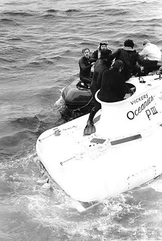 Divers assist the rescued crew from <em>Pisces III</em>. <em>Wikimedia Commons</em>