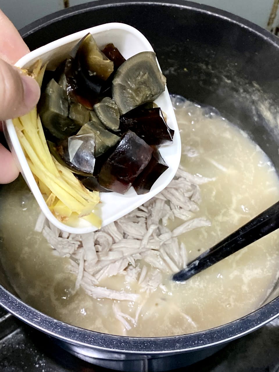 皮蛋瘦肉粥食譜 皮蛋油鹽醃米煲粥會更綿滑？