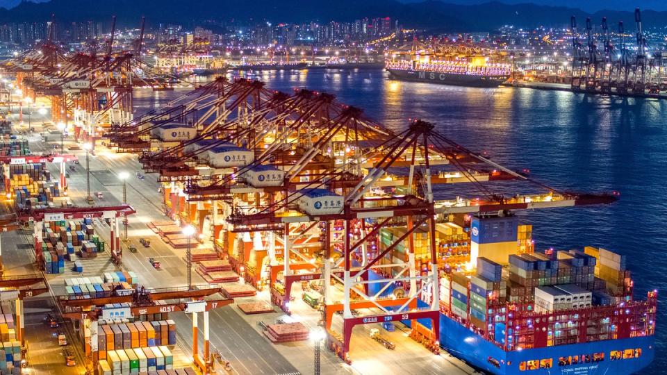 Containerschiffe liegen im Hafen von Qingdao.