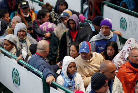 Venezuelan migrants stand in line to register their exit from Colombia before entering into Ecuador, at the Rumichaca International Bridge, Colombia August 9, 2018. REUTERS/Daniel Tapia