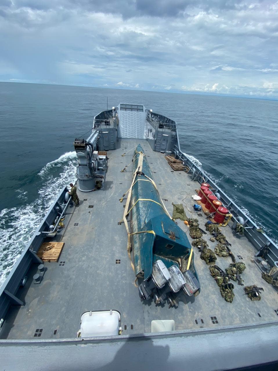 In a joint and inter-institutional operation with the Colombian Army, the Air Force and the Public Prosecutor's Office, the Colombian Army seized a semi-submersible in the Colombian Pacific, with a cocaine shipment valued at more than $13 million.