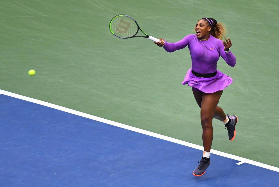 Serena Williams schlägt im Spiel gegen Bianca Andreescu aus Kanada einen Ball während des Finales im Damen-Einzel. Foto: Getty