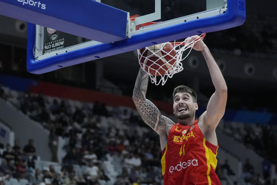 El alero español Juancho Hernangómez clava el balón en el último encuentro de la fase de grupos de la Copa Mundial de baloncesto ante Irán en Jakarta, Indonesia el miércoles 30 de agosto de 2023. (AP Foto/Dita Alangkara)