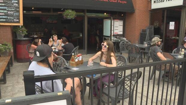 Restaurants, pubs and bars will be able to apply for a reopening grant program to receive $2,500. (Dave Gilson/CBC - image credit)