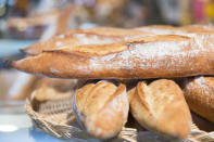 <p>Ein Baguette gehört in Frankreich zu jedem Essen dazu. Das Brot schneidet man hier allerdings nicht mit dem Messer, sondern es wird einfach mit den Händen abgebrochen. (Foto: gettyimages) </p>