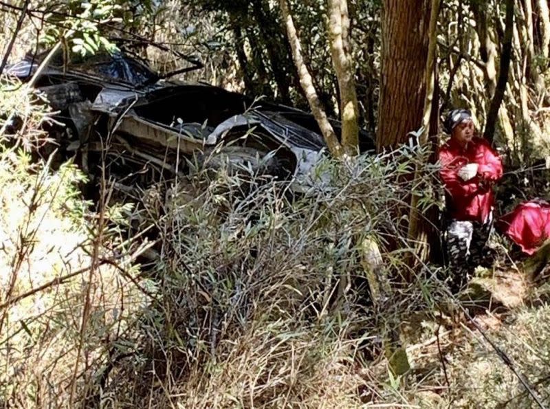 ▲南投郡大林道登山接駁車摔落山谷！車內8人受輕重傷送醫。（圖／翻攝畫面）