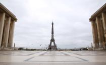 30 ottobre: primo giorno del nuovo lockdown in Francia, il secondo dopo quello primaverile per tentare di frenare l’impennata dei contagi da coronavirus. A Parigi non si vede quasi nessuno in giro. (Photo by Gao Jing/Xinhua via Getty)