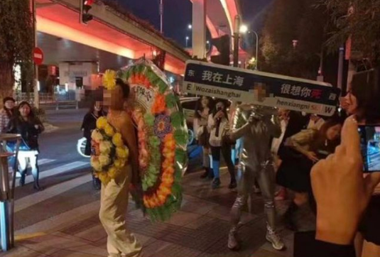 上海萬聖節出現許多敏感裝扮。有人扮成小熊維尼，有人扮成俗稱大白的核酸檢驗人員，還有人扮成悼念花圈，都被警方驅離。翻攝X平台