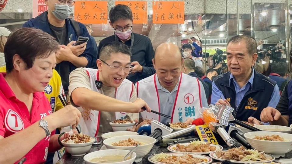 韓國瑜和謝國樑品嘗在地美食。（圖／翻攝自謝國樑臉書）