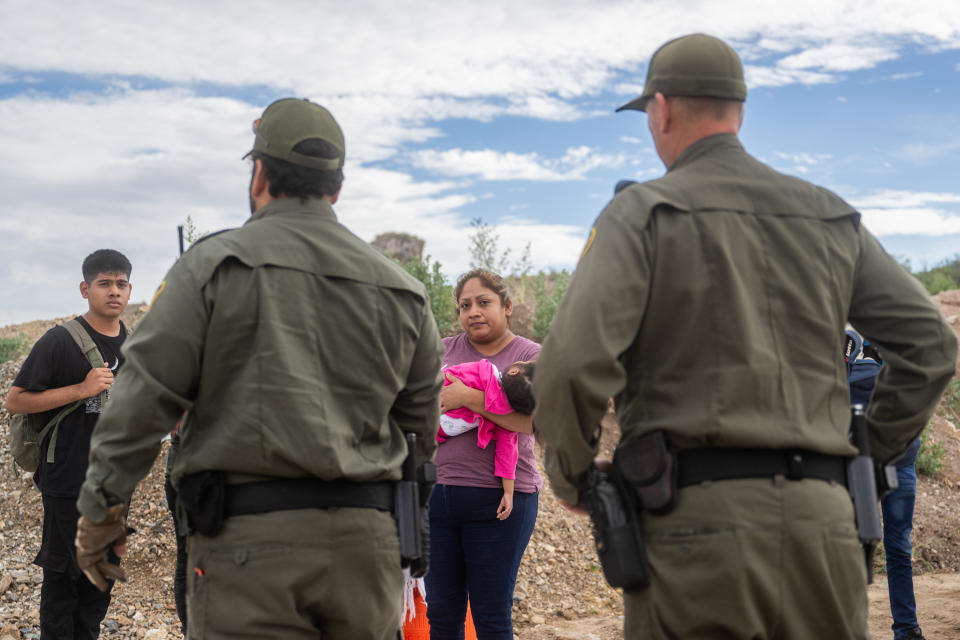 La migrante mexicana Mariana, de 38 años, sostiene a su hija Liani mientras es detenida por agentes de Aduanas y Protección Fronteriza de Estados Unidos después de cruzar a Estados Unidos el 26 de junio de 2024 en Ruby, Arizona (Foto de Brandon Bell/Getty Images)