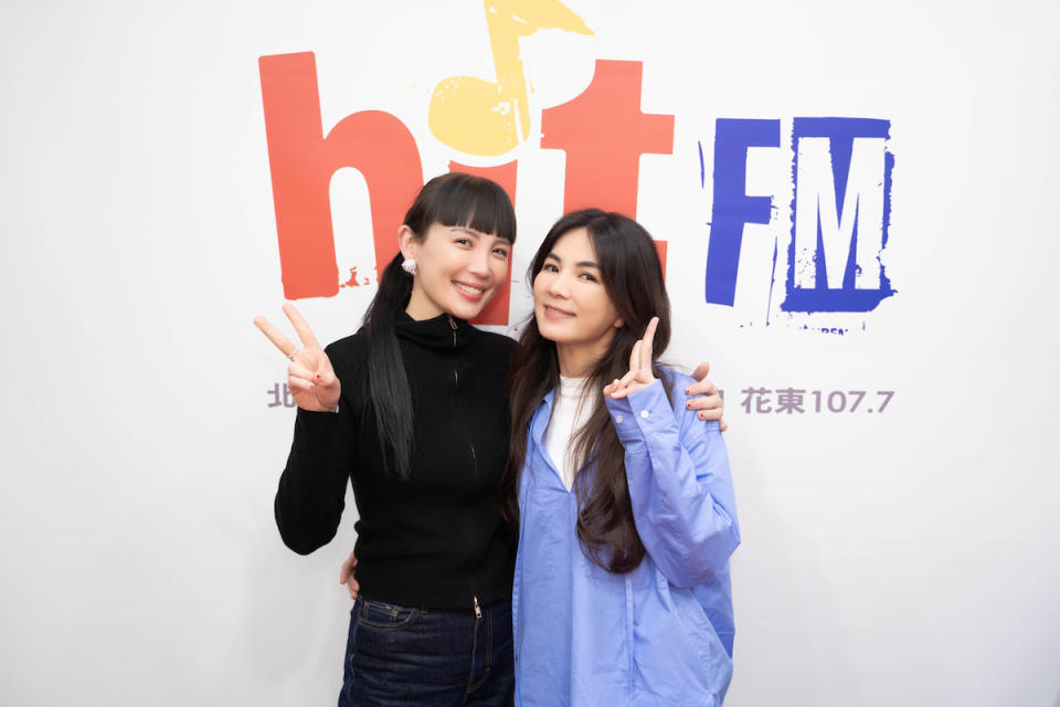 Ella（右）和魏如萱大聊媽媽經。（圖／hit FM）