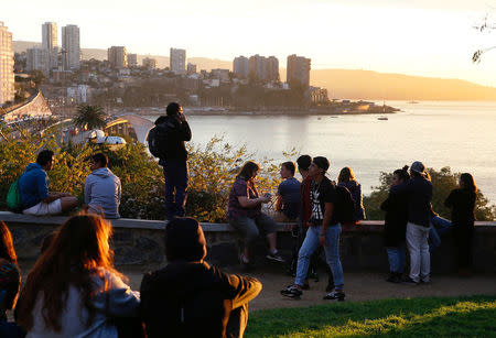 People look out towards the ocean on Cerro Castillo hill, after a mass evacuation of the entire coastline during a tsunami alert after a magnitude 7.1 earthquake hit off the coast in Vina del Mar, Chile April 24, 2017 REUTERS/Rodrigo Garrido