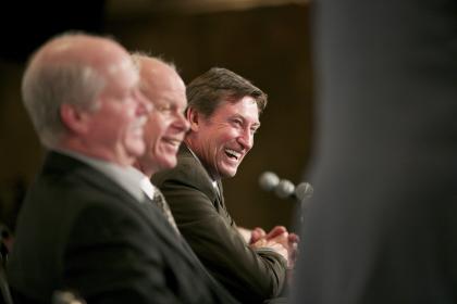 NHL hockey great Wayne Gretzky talks with the media about Detroit Red Wings legend Gordie Howe before a dinner honouring Howe&#39;s life and career in Saskatoon, Saskatchewan, February 6, 2015. REUTERS/David Stobbe (CANADA - Tags: SPORT HOCKEY)