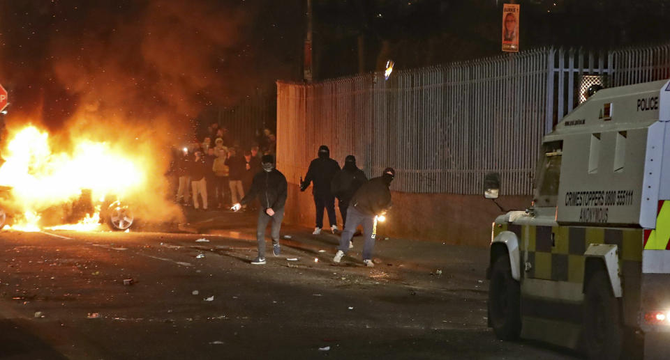 Brandsätze auf Polizeiautos im Stadtteil Creggan. Foto: Niall Carson/PA Wire