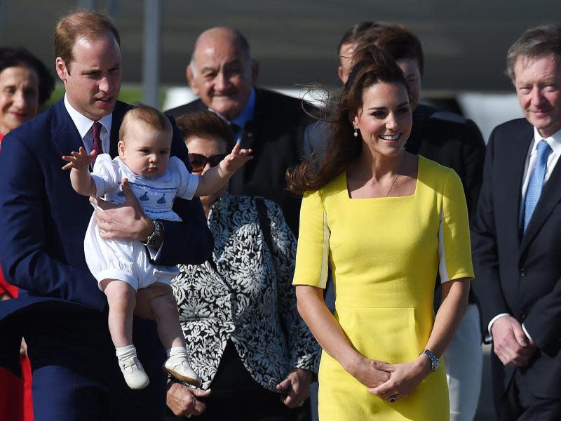 Prinz William, Baby George und Kate bei ihrer Ankunft in Australien. Foto: Paul Miller