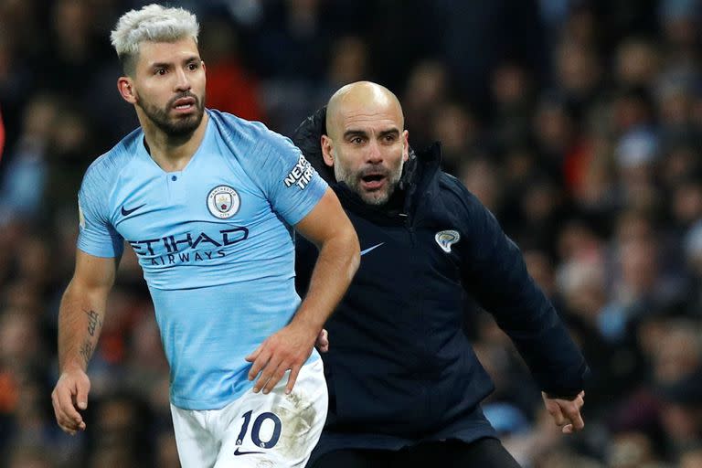 Agüero, referente en el ataque del City; detrás, Pep Guardiola, que volvió a confiar en el Kun como titular