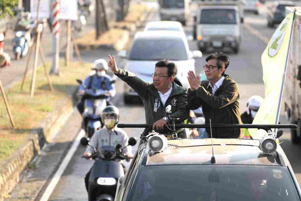 民進黨代理黨主席陳其邁陪同李俊俋車掃。   圖：李俊俋競選總部/提供