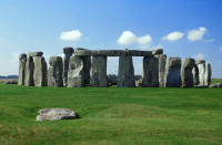 <b>Platz 7: Stonehenge </b> <br> <br> Was für Laien nach einfachen Steinkreisen aussieht, zählt im europäischen Vergleich zu den wertvollsten Bauwerken des Kontinents: Mit einem Gesamtwert von zehn Milliarden Euro geht Platz sieben an die englische Grabanlage Stonehenge.