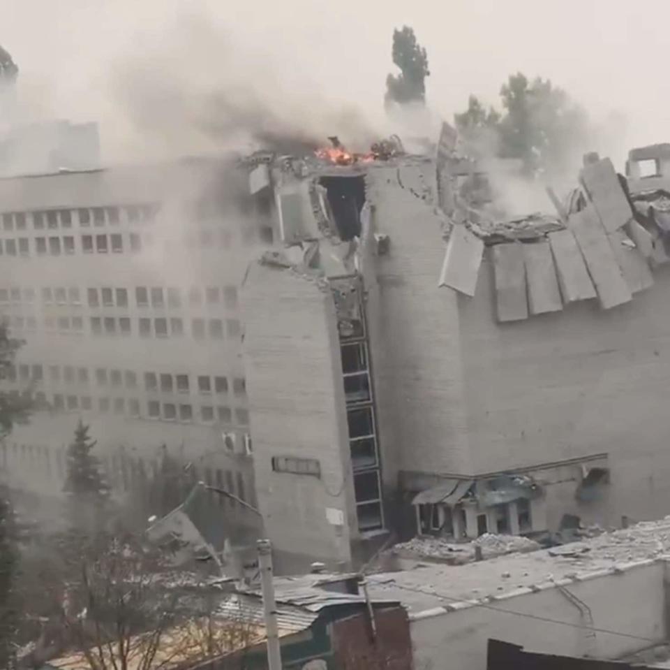 Residential quarter in Dnipro attacked - @youngdanax
